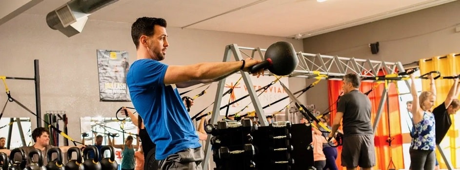 Comparación entre el entrenamiento de fuerza funcional y de fuerza tradicional para aumentar la resistencia muscular de las extremidades superiores e inferiores y en variables de rendimiento en hombres jóvenes no entrenados