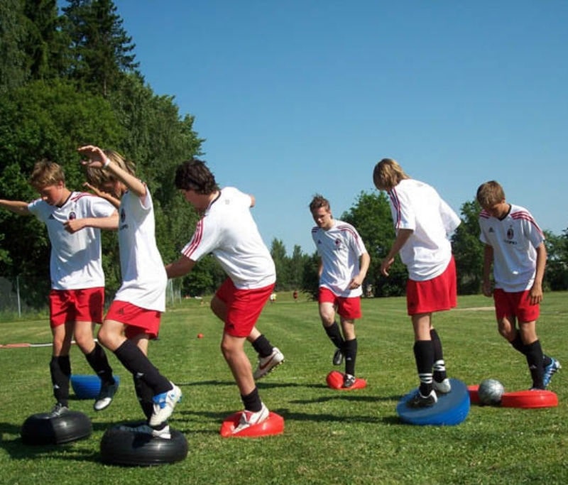Mayor efectividad del entrenamiento de la fuerza en superficies inestables versus estables en medidas seleccionadas de rendimiento físico en jugadores jóvenes de fútbol masculino